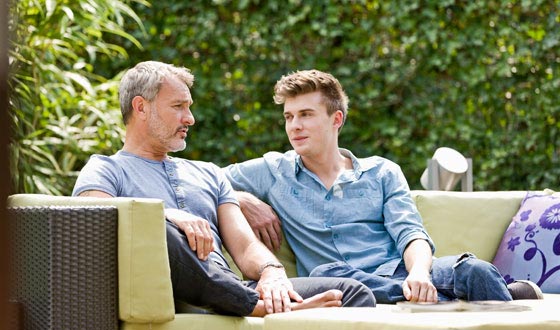Vater und Sohn sitzen im Garten
